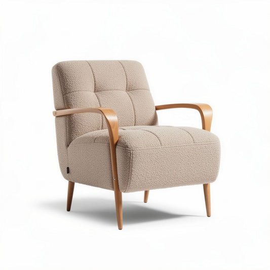 Beige stoffen fauteuil met houten armleuningen en afmetingen 80 x 75 x 90cm